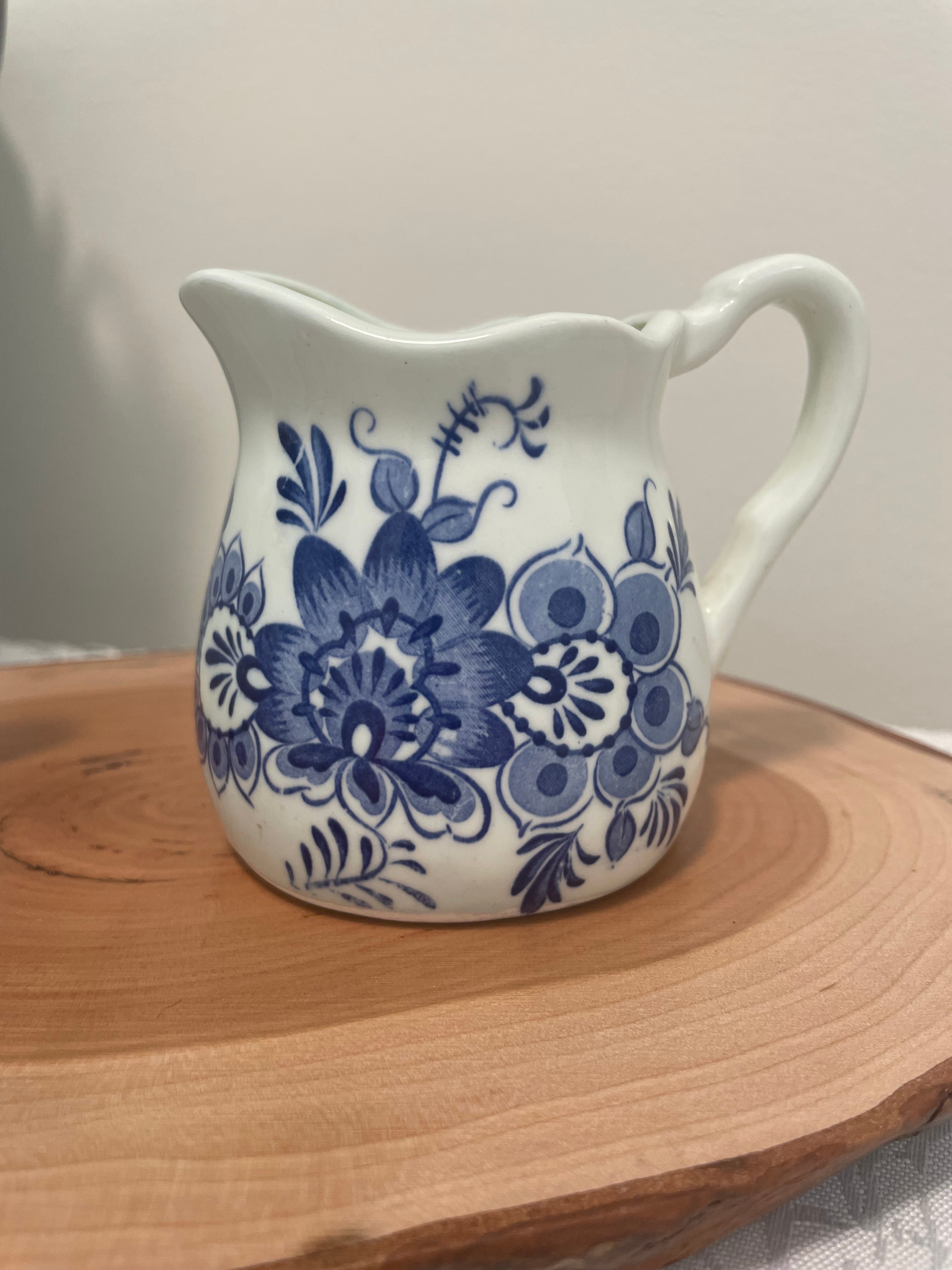 Royal Sealy Japan creamer measuring cups