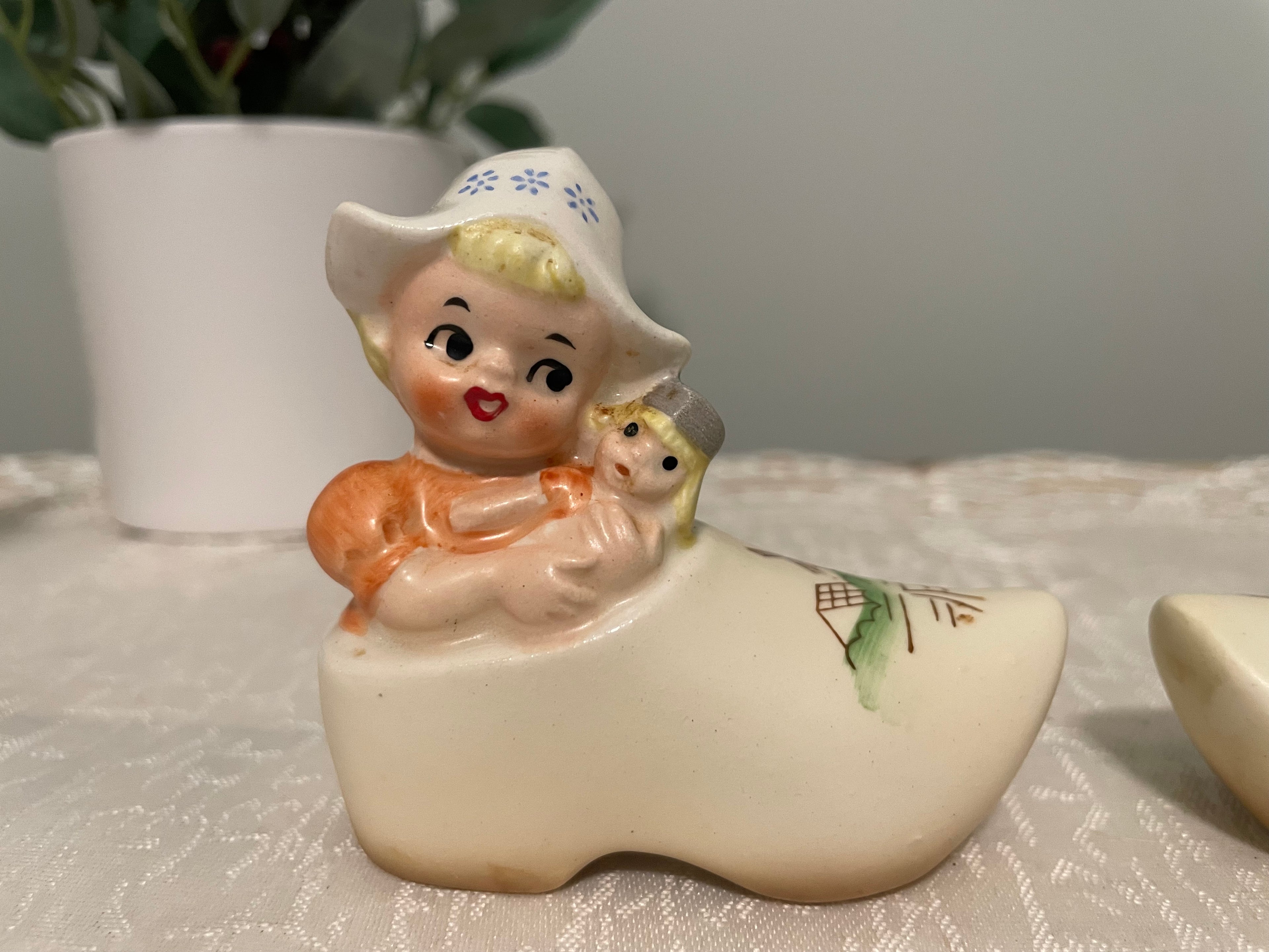 Vintage Dutch boy and girl salt & pepper shakers