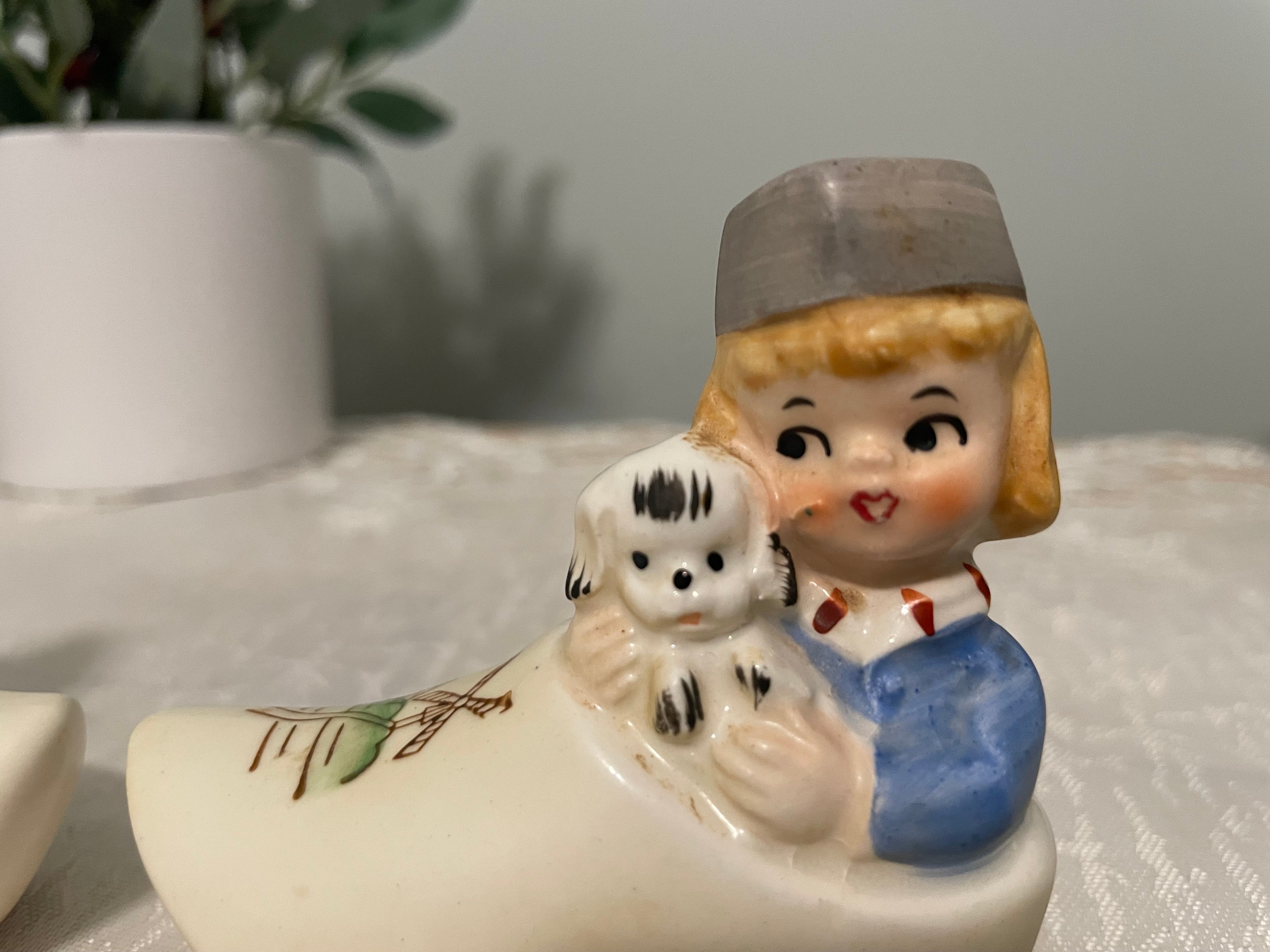 Vintage Dutch boy and girl salt & pepper shakers
