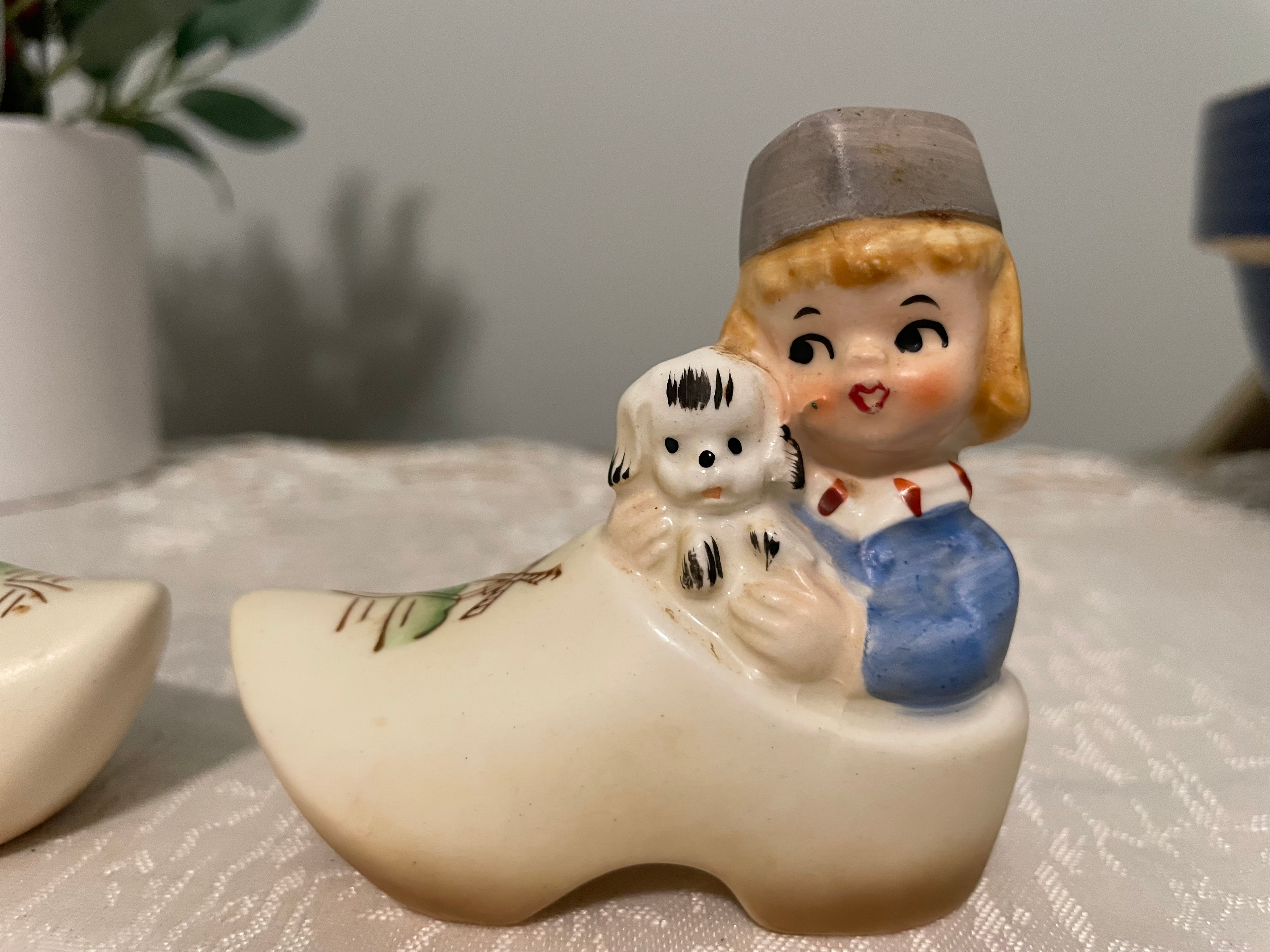 Vintage Dutch boy and girl salt & pepper shakers